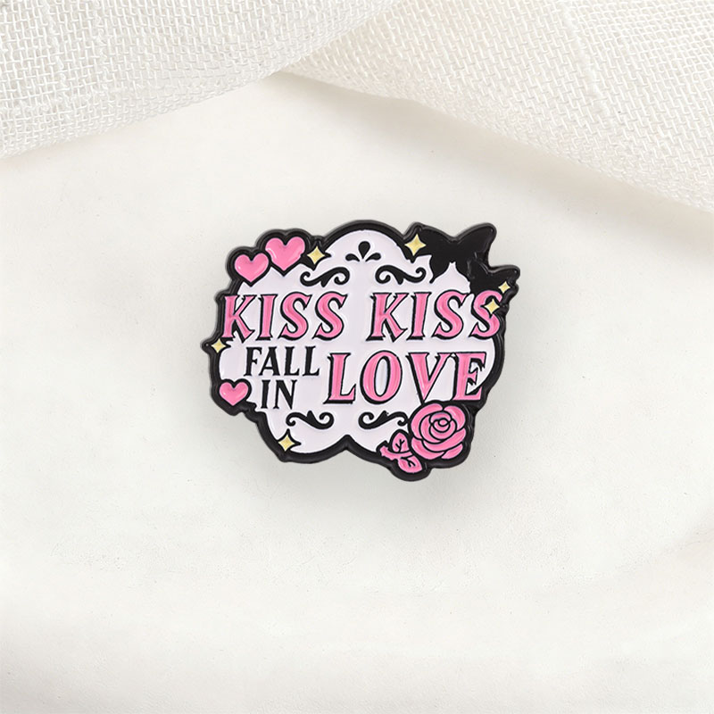 Embroidery Kiss - Spilla in metallo smaltato Kiss Kiss