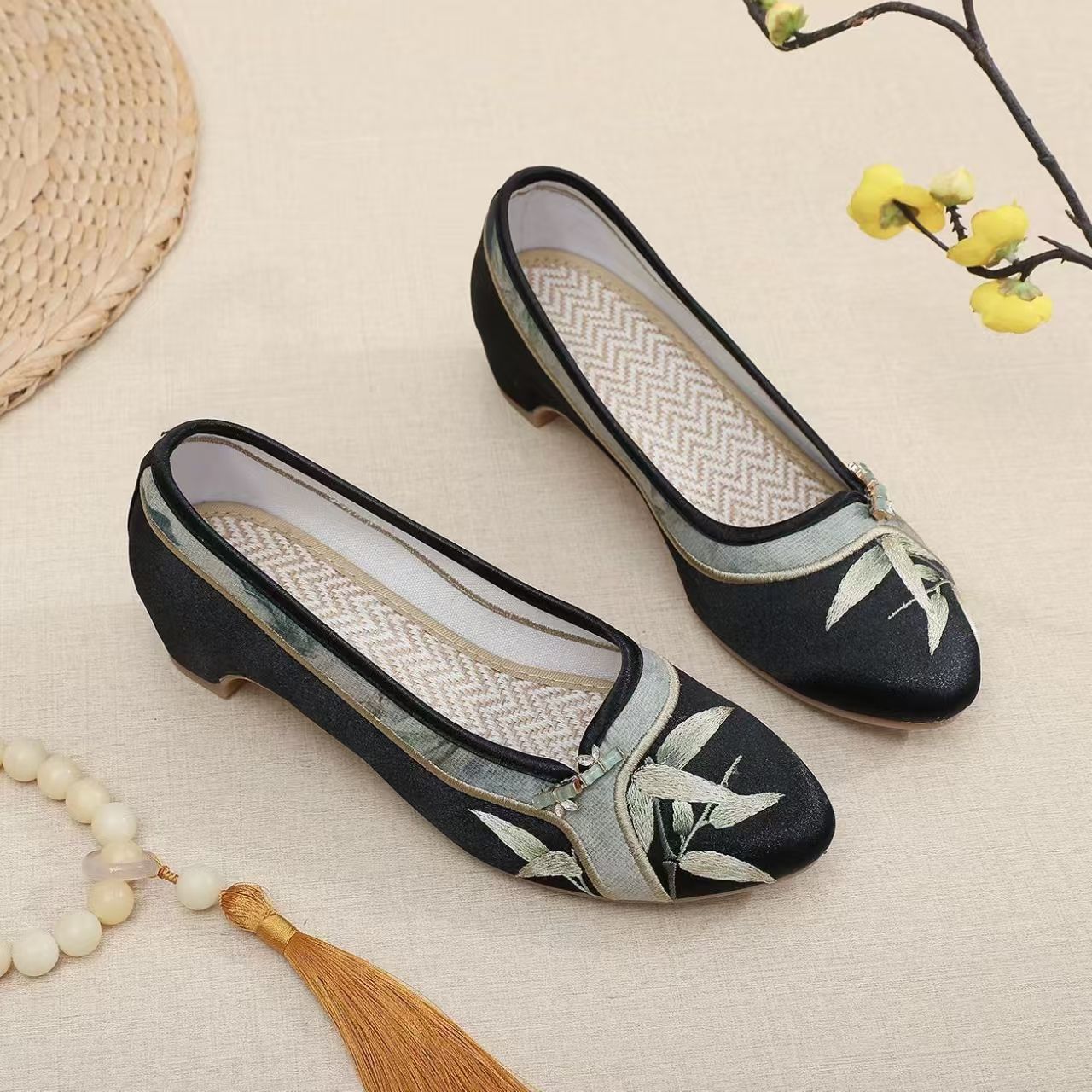 Scarpe da donna con tacco bass - Embroidery Shoes recensione e prezzo