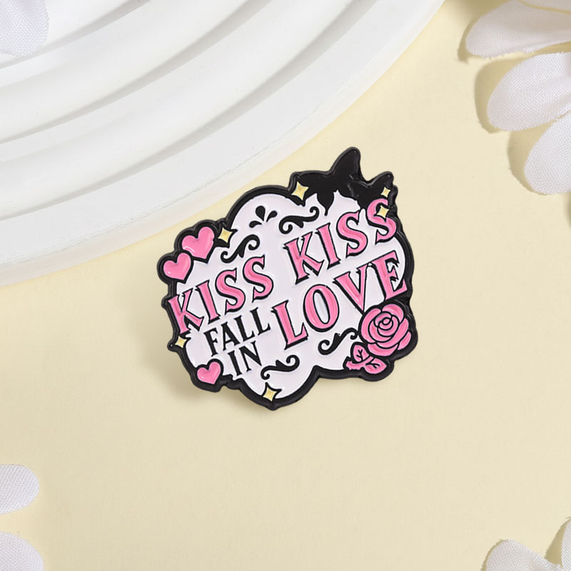 Spilla in metallo smaltato Kis - Embroidery Kiss recensione e prezzo